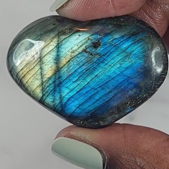 Labradorite Heart Carving | Protection • Intuition • Inner Magic - Picture 6 of 9
